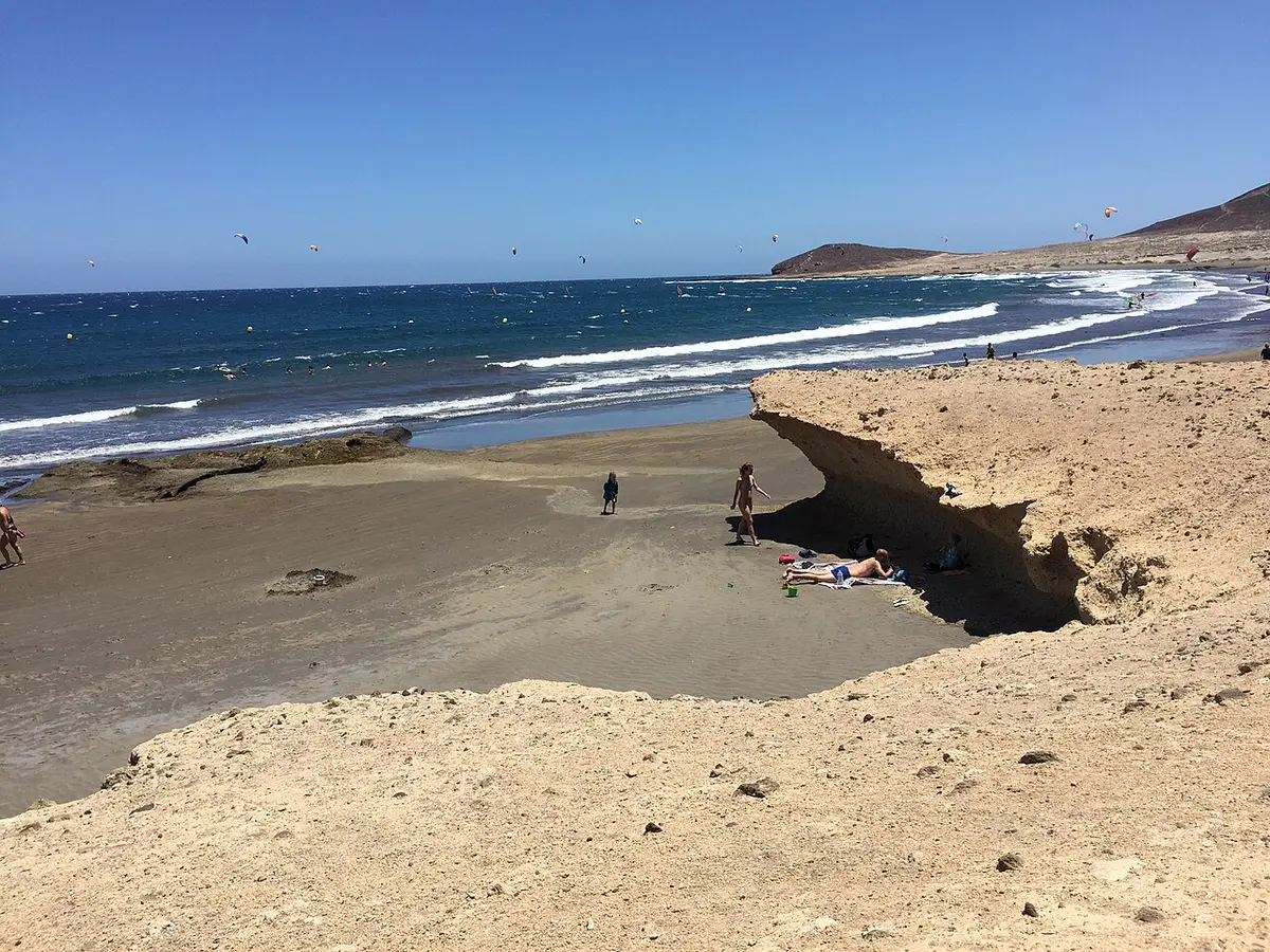 Strand von El Médano mit Montaña Roja im Süden Teneriffas