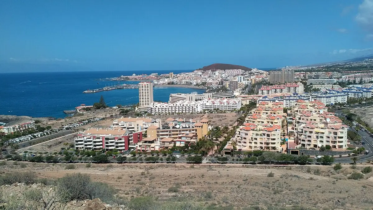 Blick über Los Cristianos an der Südküste Teneriffas