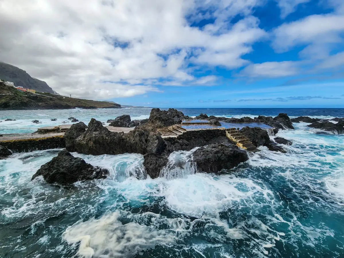 Atlantikwellen an den vulkanischen Naturpools von El Caletón