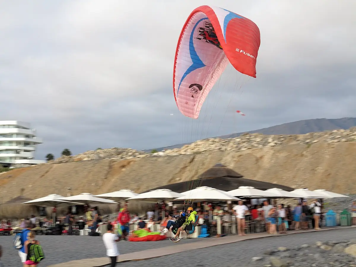 Tandem-Gleitschirmflug an der Küste bei Costa Adeje