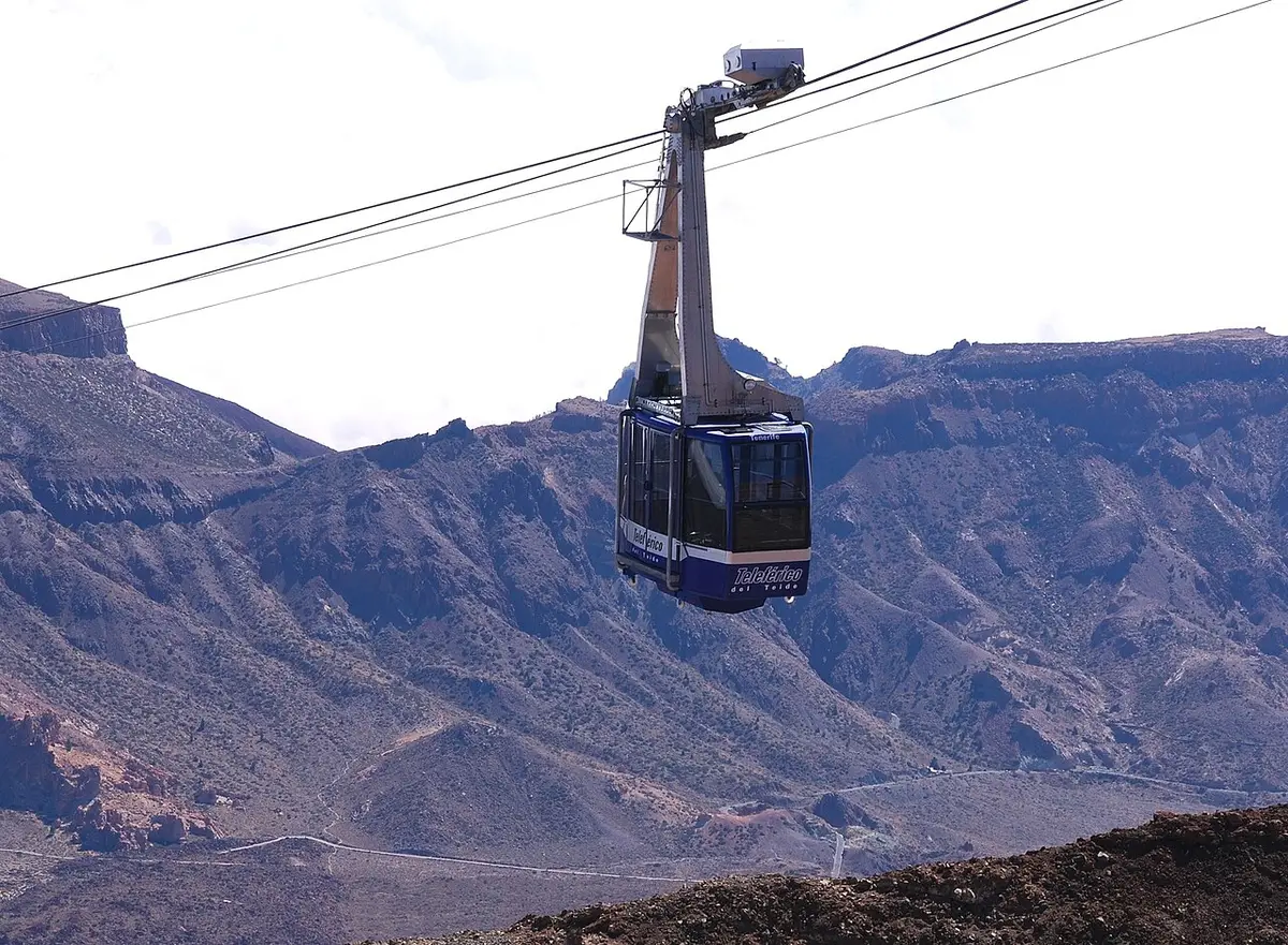 Teide-Seilbahn in der Hochgebirgslandschaft Teneriffas